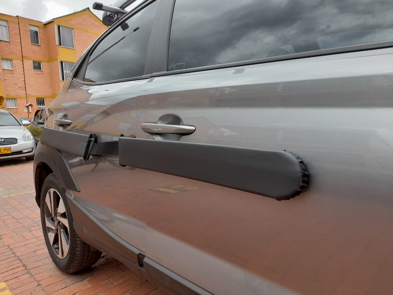 Protector Lateral para Puertas de Auto – Antigolpes y Antirayones (2 Unidades)
